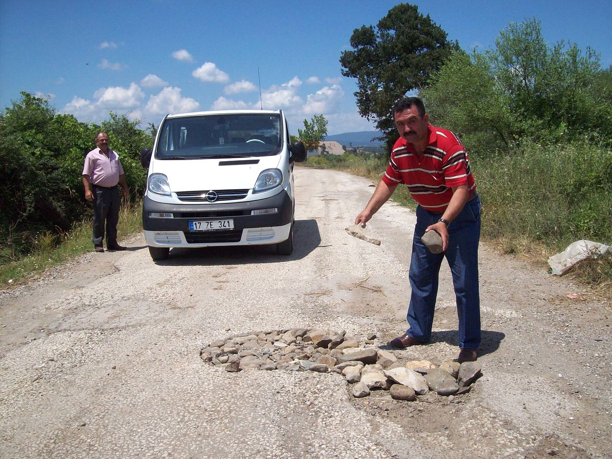 Köy Yolundaki Çukurlar Tehlike Saçıyor