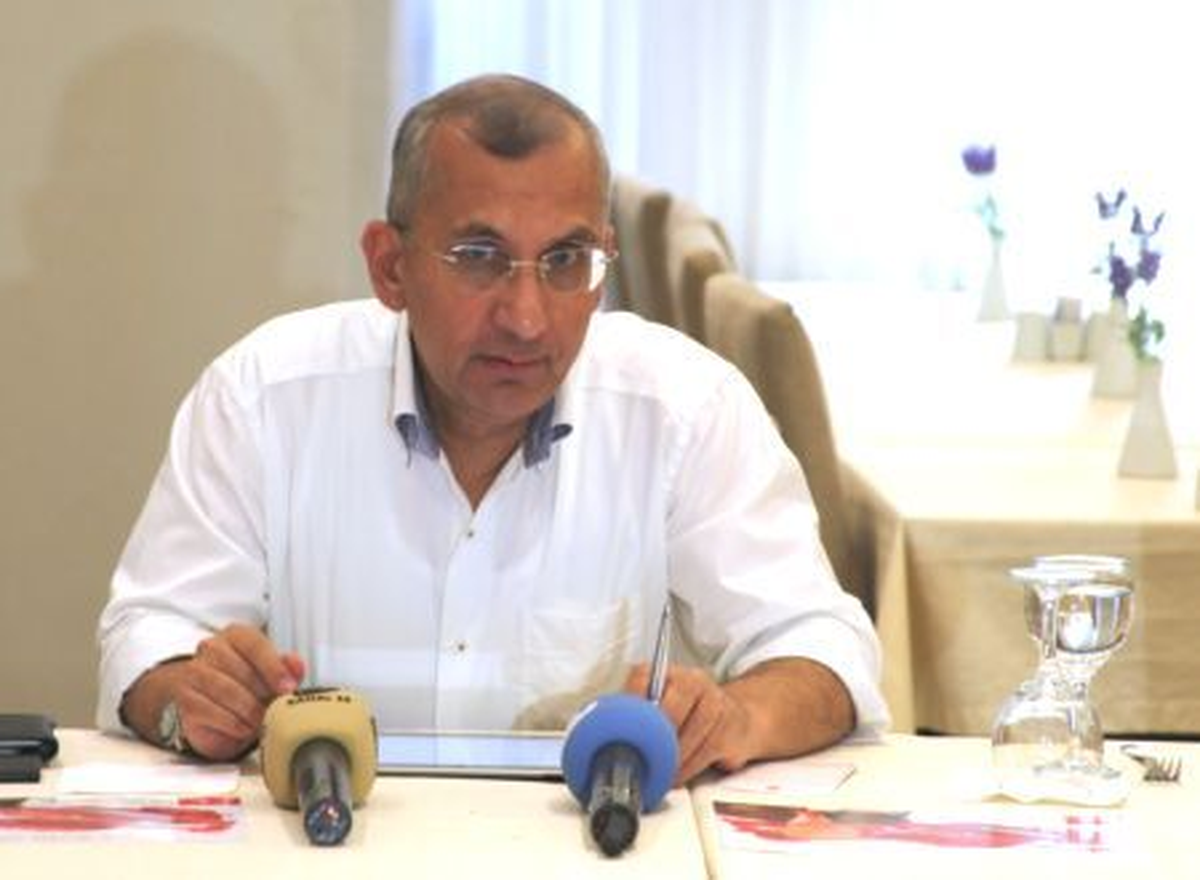 "Lafa Gelince Demokrat, Uygulamada Otoriter"