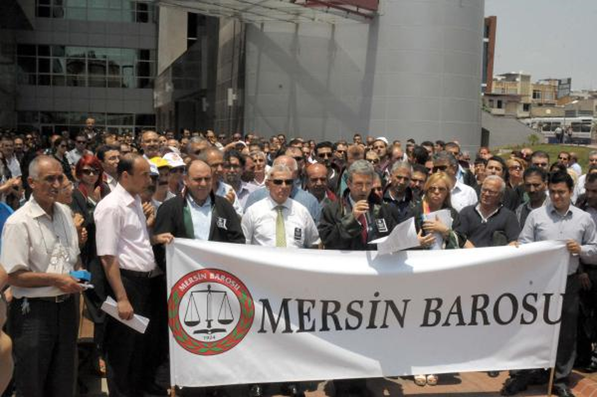 Mersin\'de Avukatlardan Gözaltı Protestosu