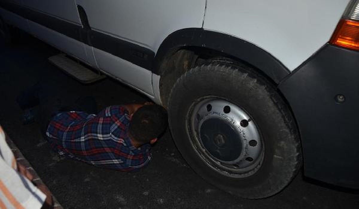 Minibüsün Motor Kısmında Sıkışan Kedi Kurtarıldı