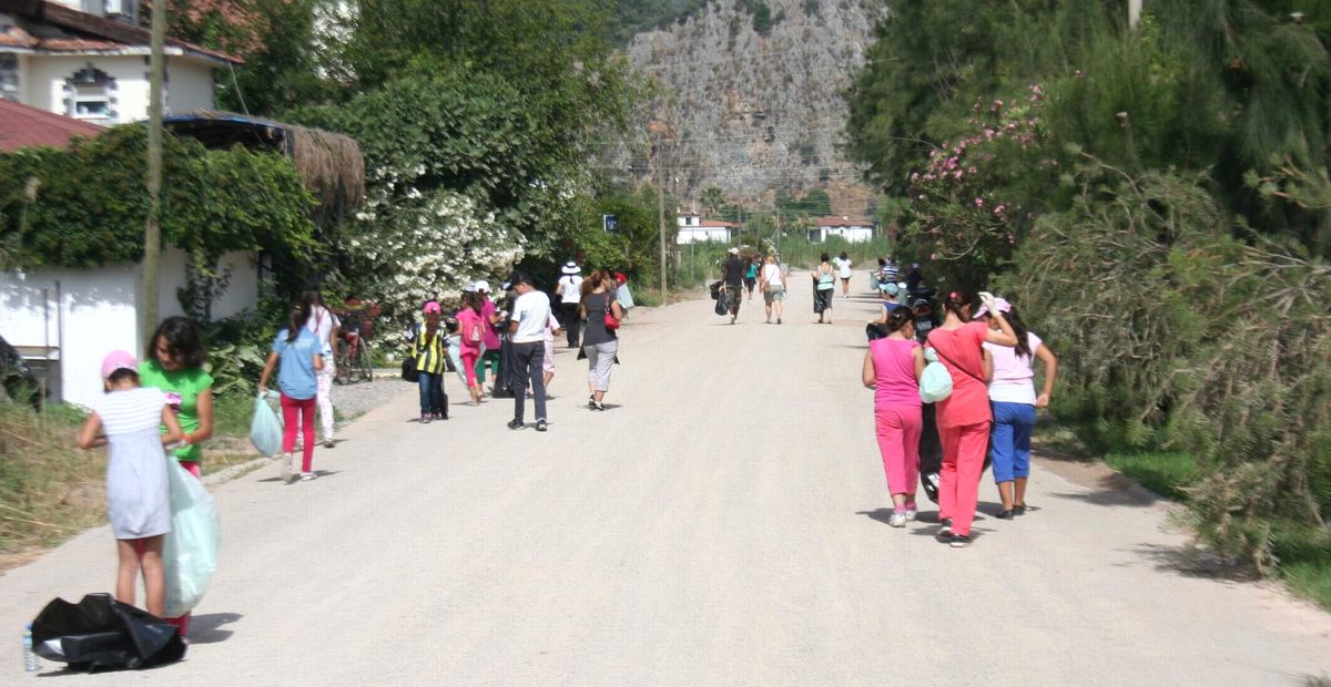 Minik Eller Dalyan Sokaklarını Temizledi