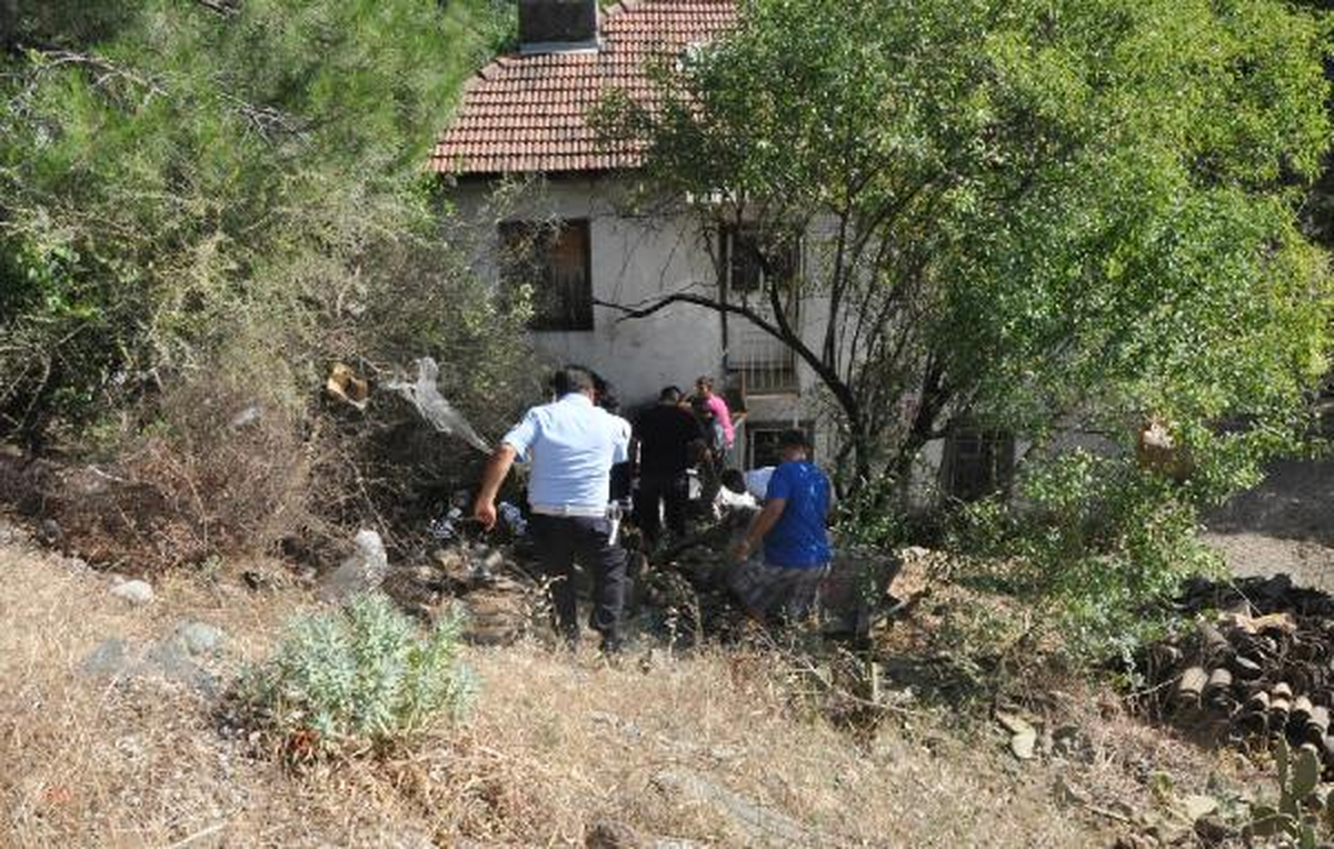 Otomobil Yamaçtan Uçup Eve Çarptı, Sürücü Yaralandı
