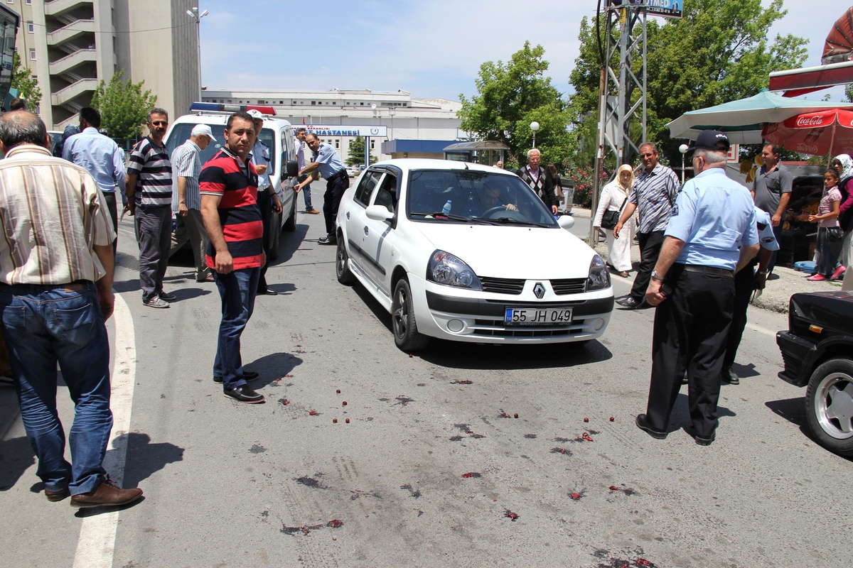 Otomobilin Çarptığı Kadın Hastanelik Oldu