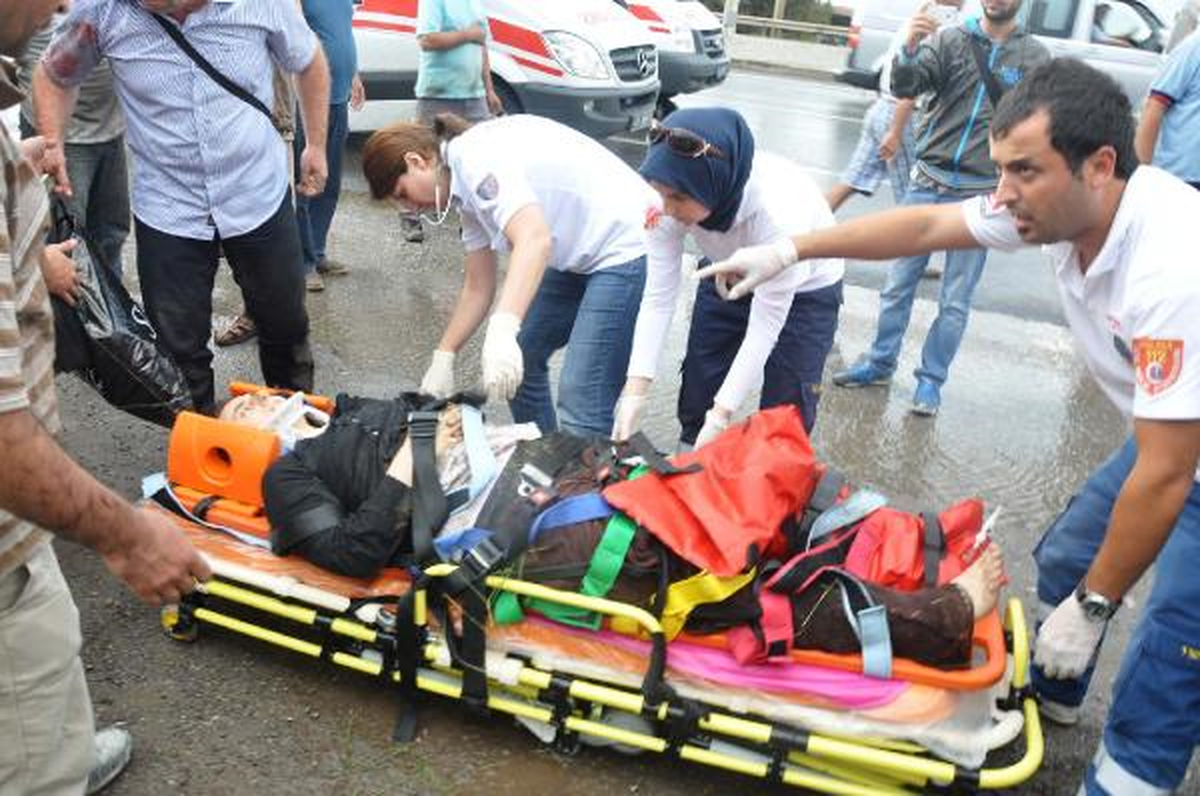 Otomobilin Lastiği Patladı: 3 Yaralı