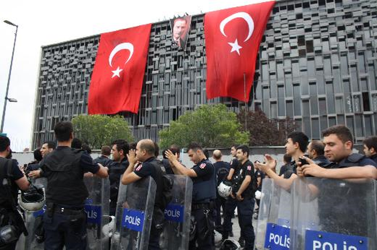 Polis, Sloganlar Eşliğinde AKM\'ye Bayrak Astı