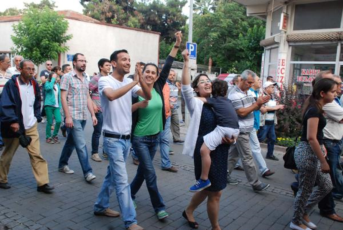 Polisin Verdiği Megafon ile Topluluğa Seslendi