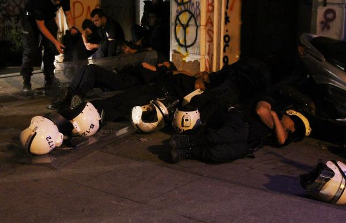 Polisler Taksim\'de Yerlere Yattı