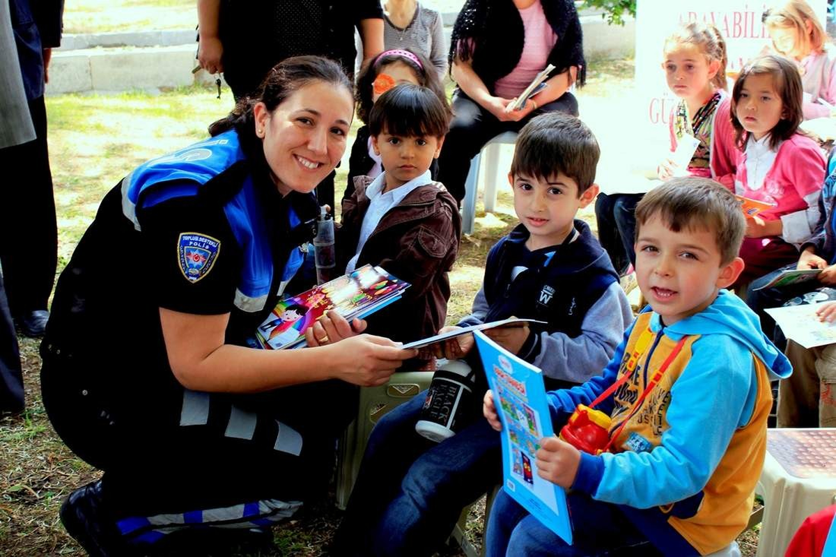 Polislerden \'Bir Kitap Bir İnsan\' Faaliyeti