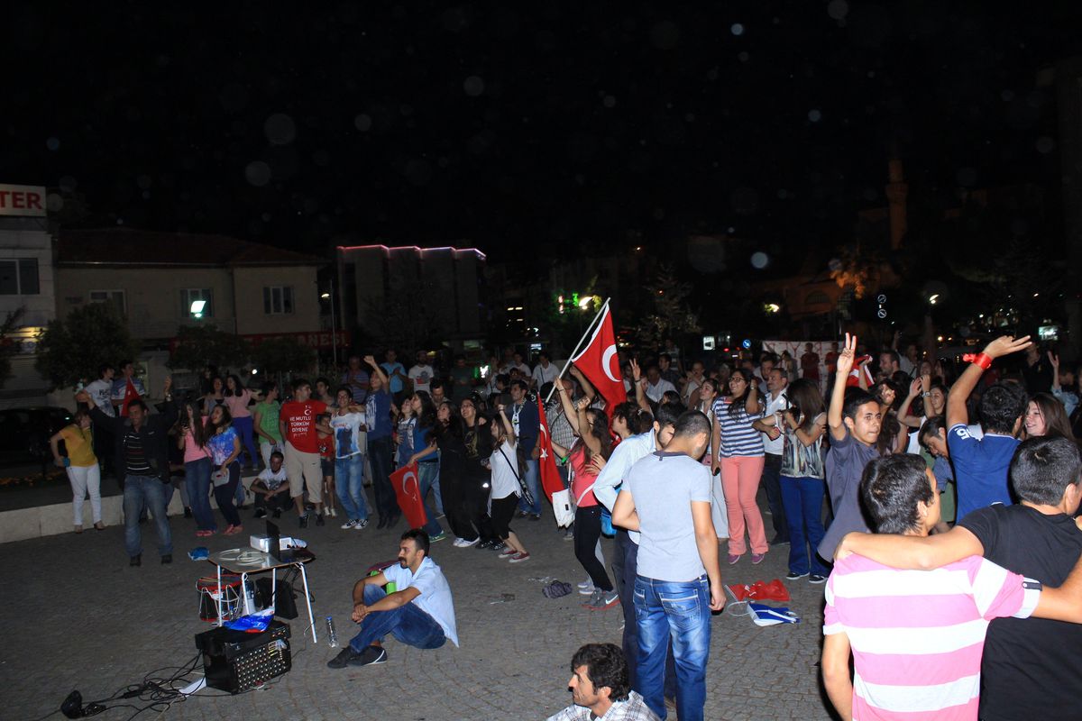 Salihli\'de Eylemcileri Taksim Günlükleri\'ni İzledi