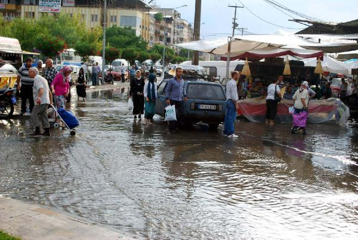Salihli\'de Yağmur ve Rüzgar Hayatı Olumsuz Etkiledi
