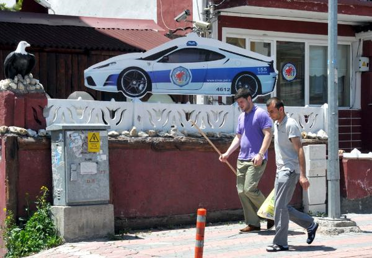 Polis Binasına \'Ferrari\' Maketi