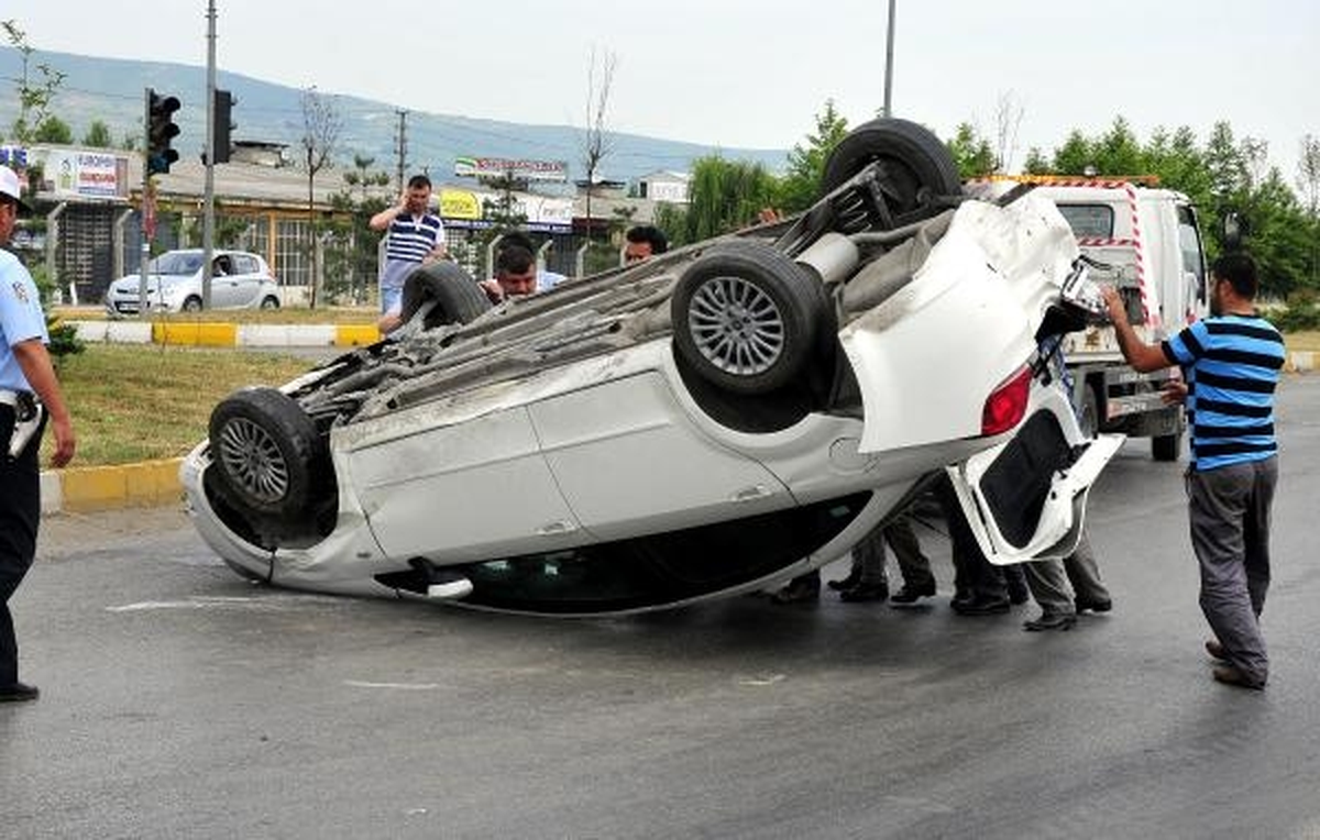 Siverek\'te 2 Otomobil Çarpıştı, 6 Kişi Yaralandı