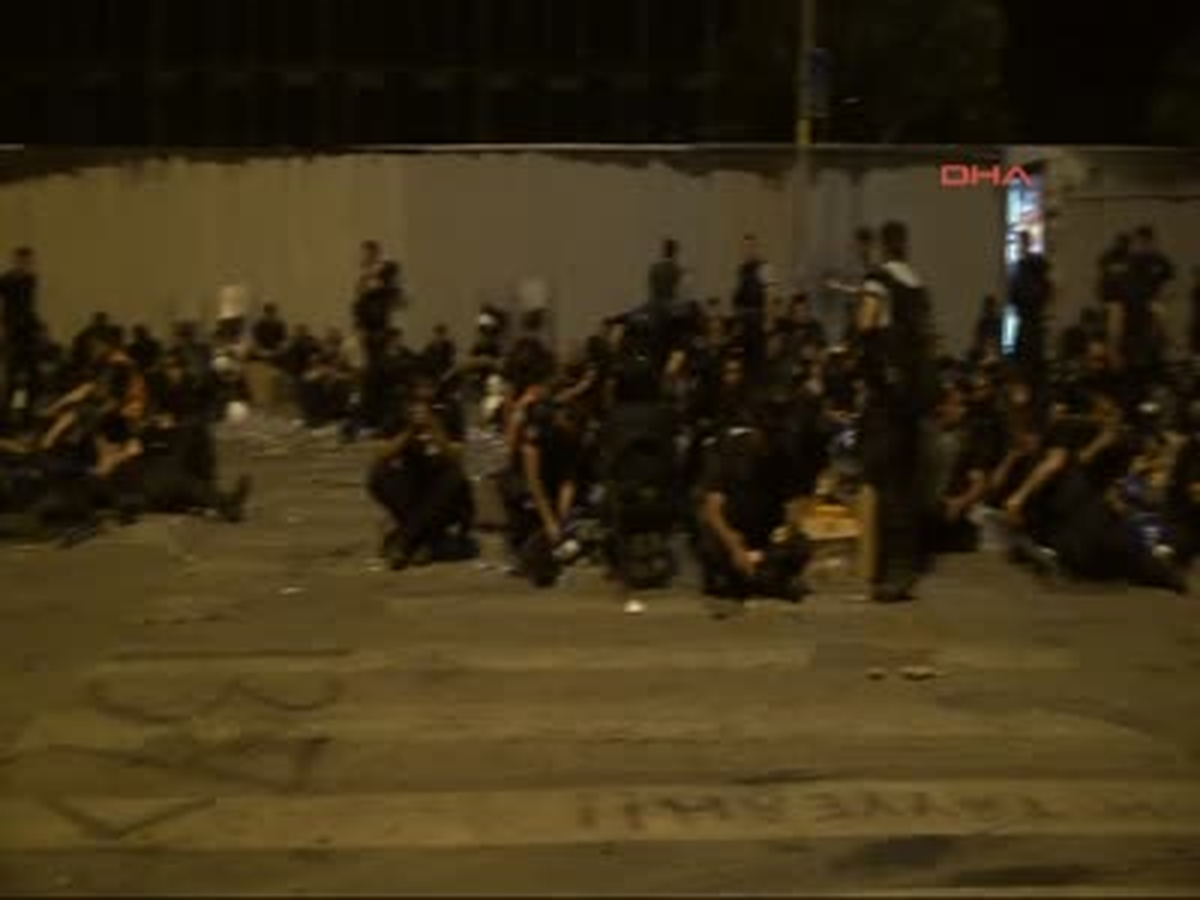Taksim\'de Belediye Ekipleri Temizliğe Başladı Taksim\'de Barikatların Kaldırılma Çalışmaları...