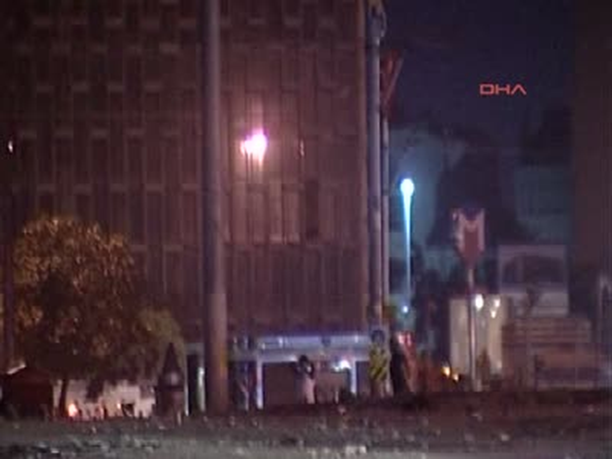 Taksim\'de Bir Polis Yaralandı