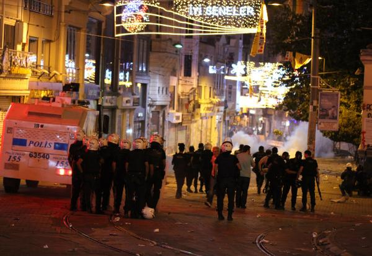 Taksim\'de Çatışmalar Gece de Devam Etti
