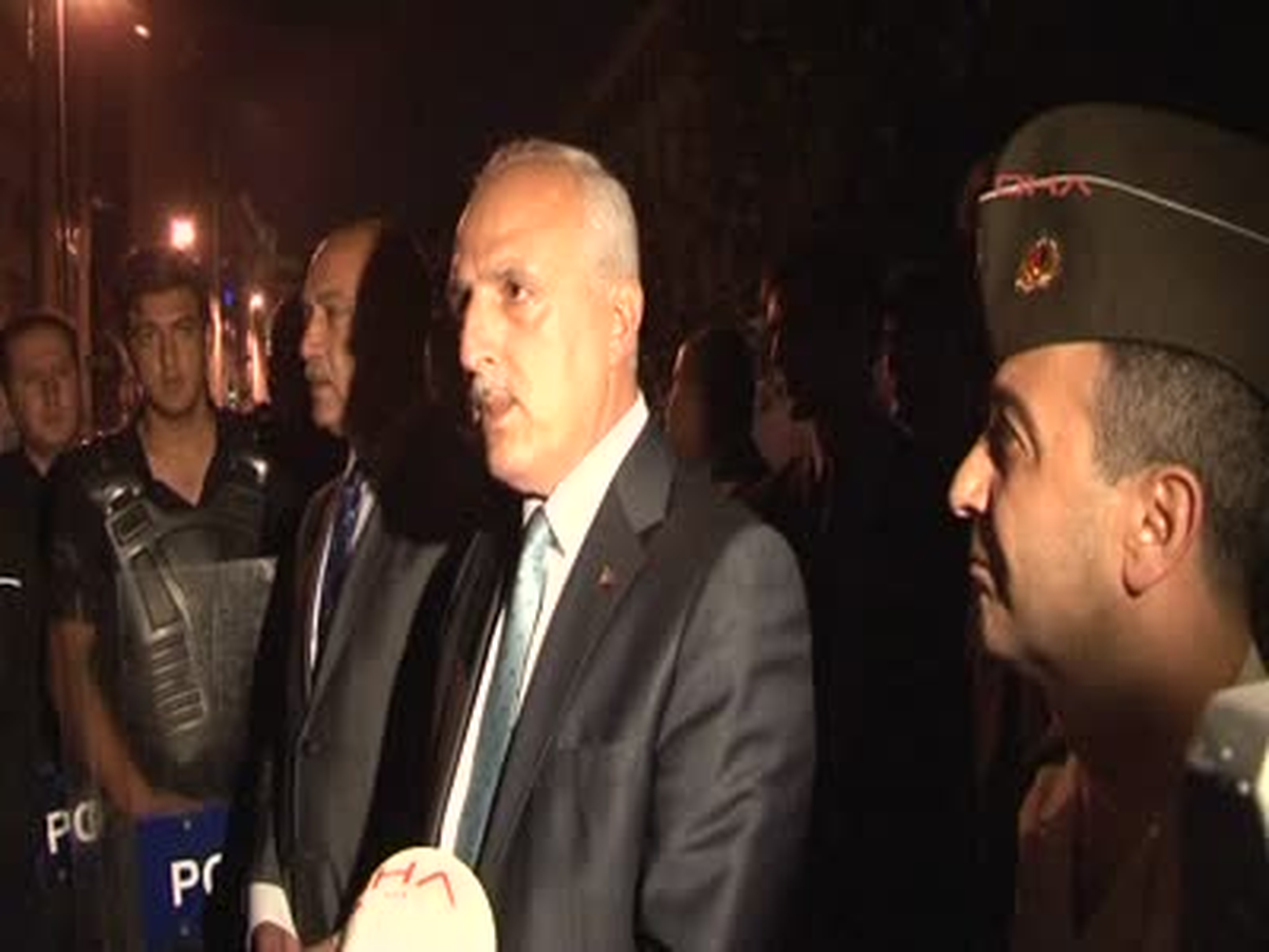 Vali Mutlu Taksim\'de Polisleri Ziyaret Etti