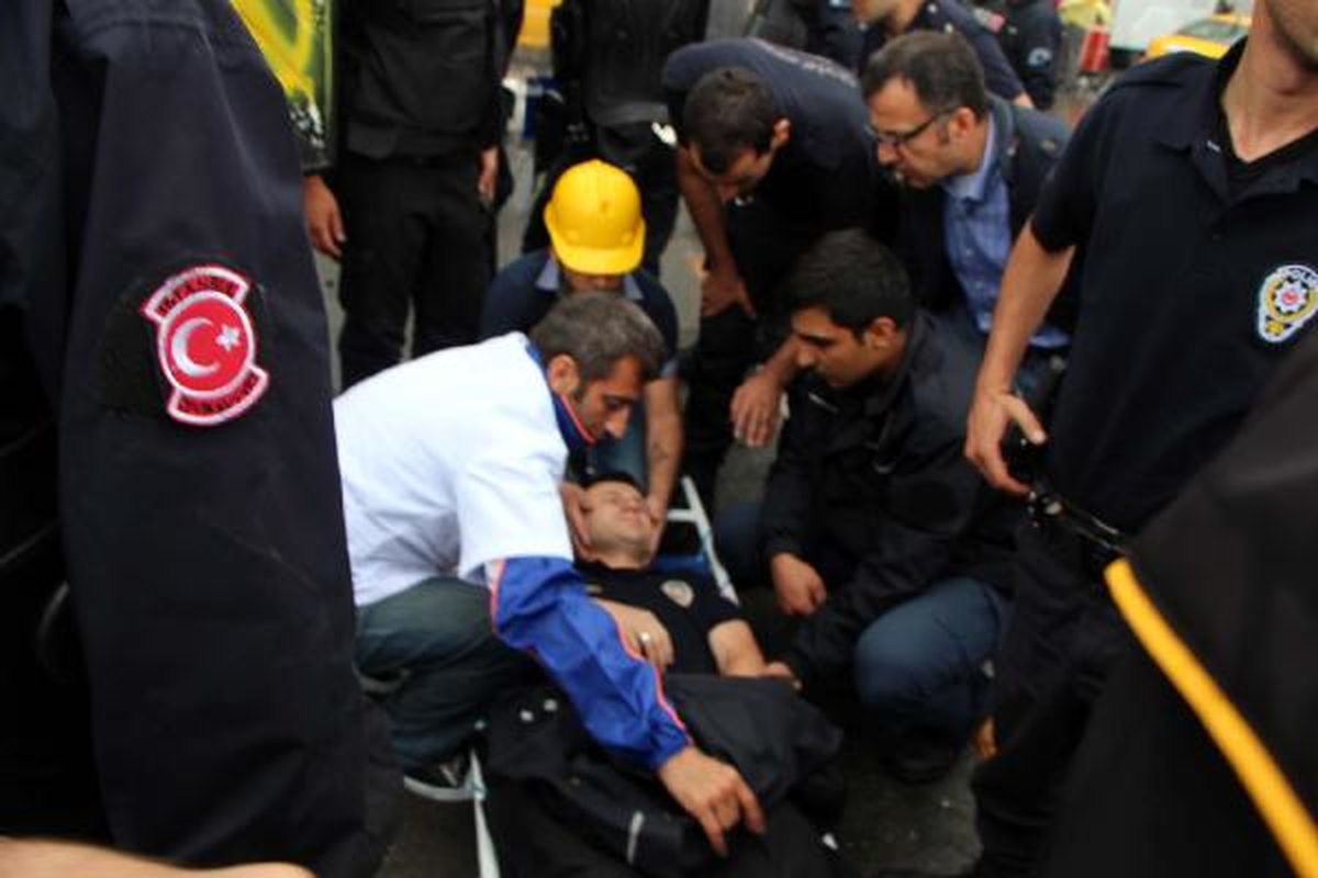 Yaralanan Polise Eylemciler Yardım Etti
