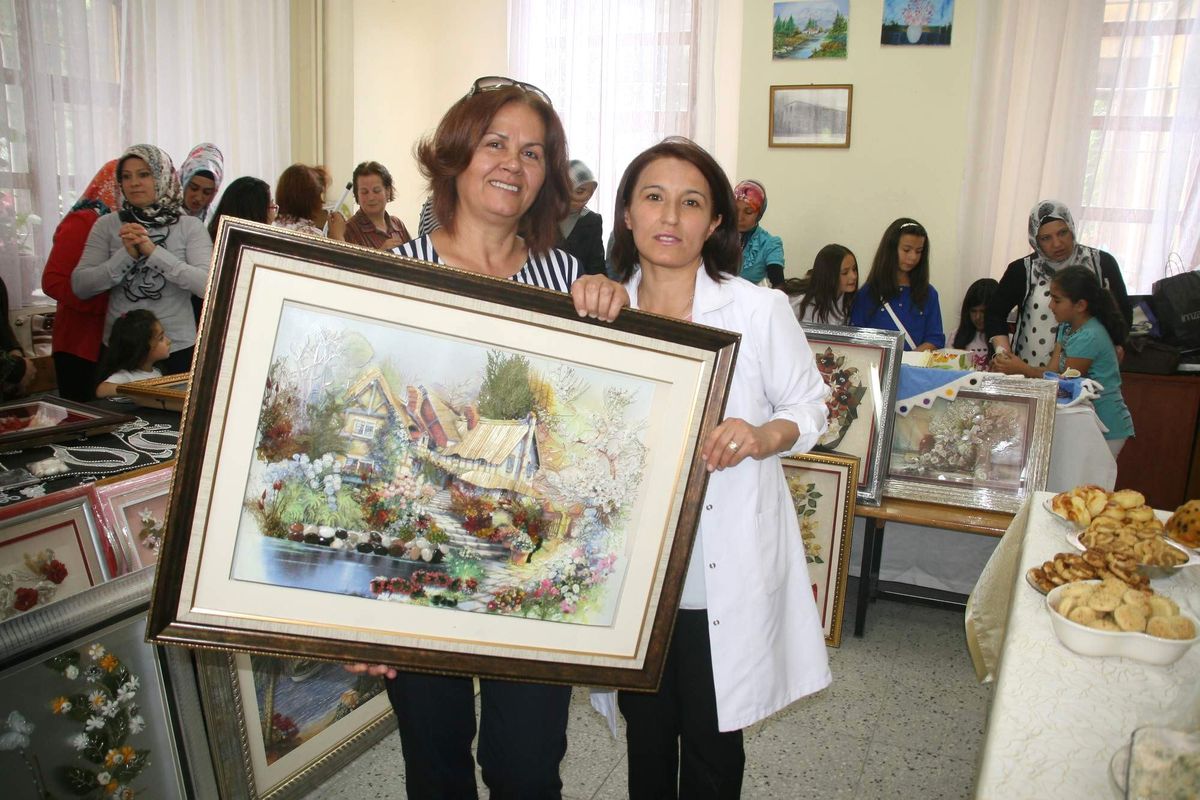 Yozgat\'ta Ev Hanımları İpek Böceği Kozasına Şekil Veriyor