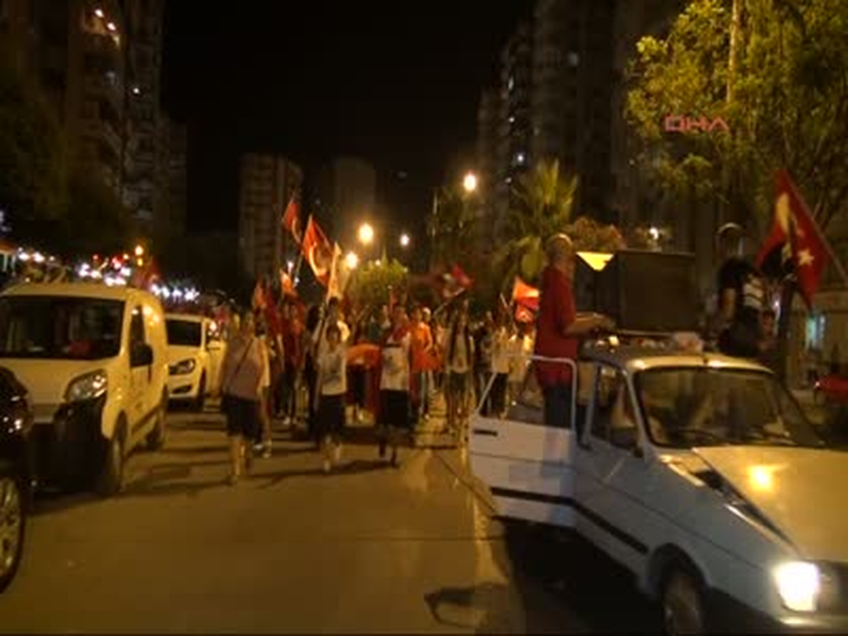 Adana\'da Yürüyüşler Sürüyor Adana\'da, Kentin \'Bağdat Caddesi\' Olarak Adlandırılan Turgut Özal...
