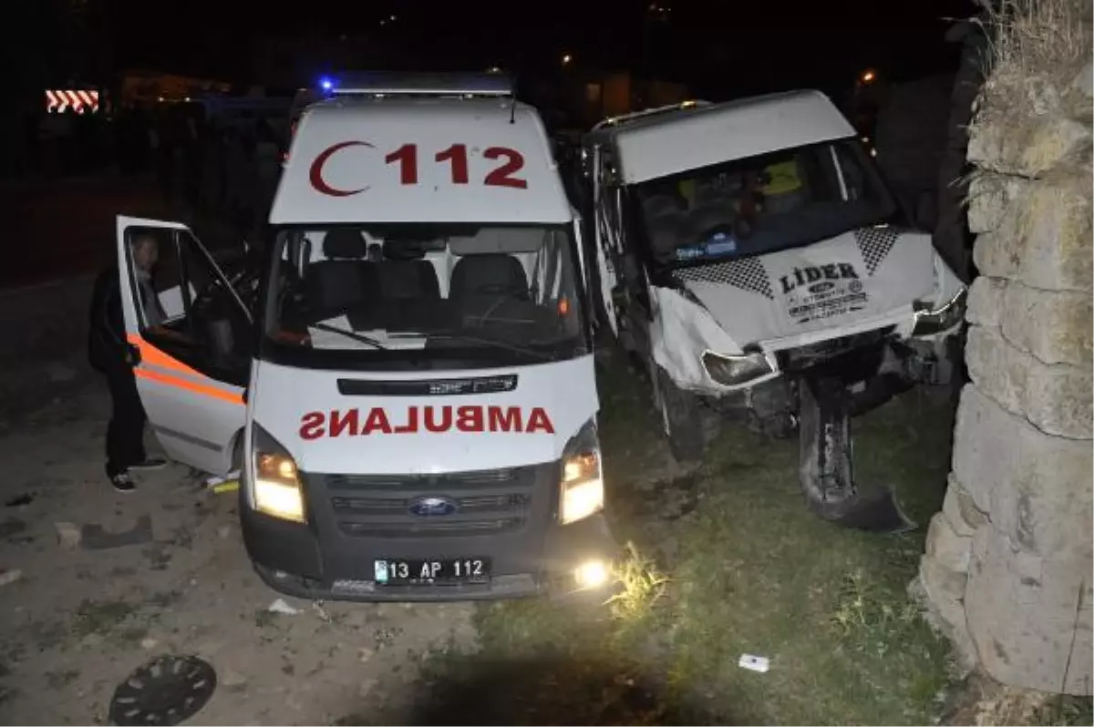 Ambulansla Minibüs Çarpıştı: 8 Yaralı
