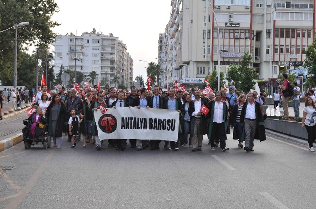 Antalya Barosu Avukatları Cumhuriyet Meydanı\'na Yürüdü