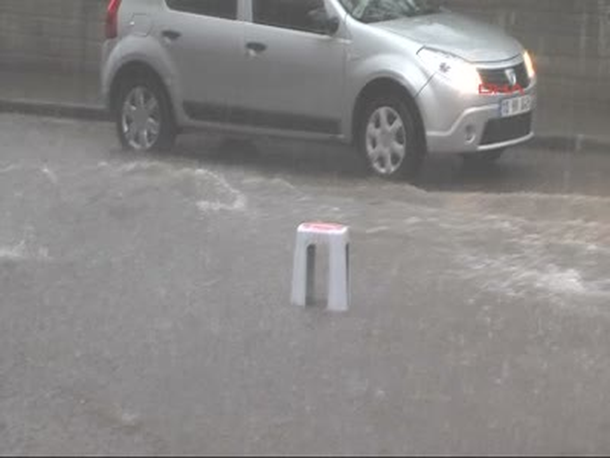 Balıkesir\'de Yollar Dere Yatağına Döndü, Esnaf İsyan Etti