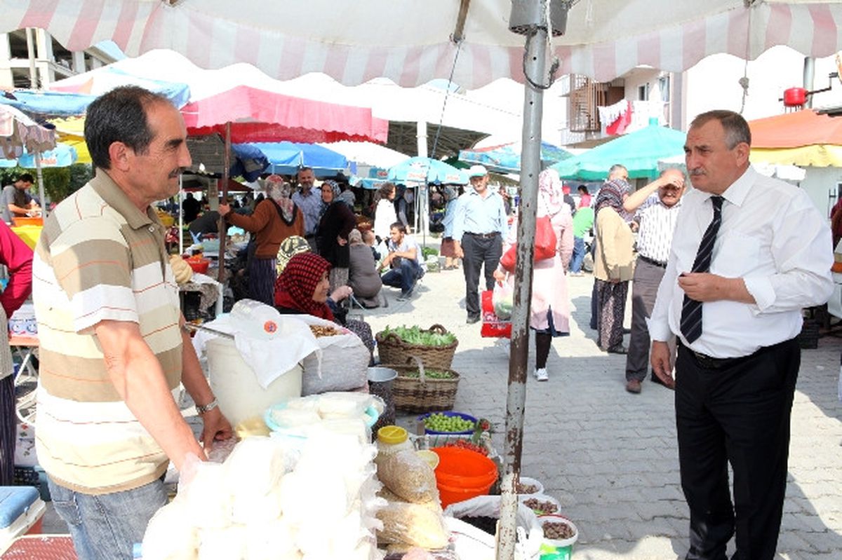 Belediye Başkanı Pazar Esnafını Gezdi