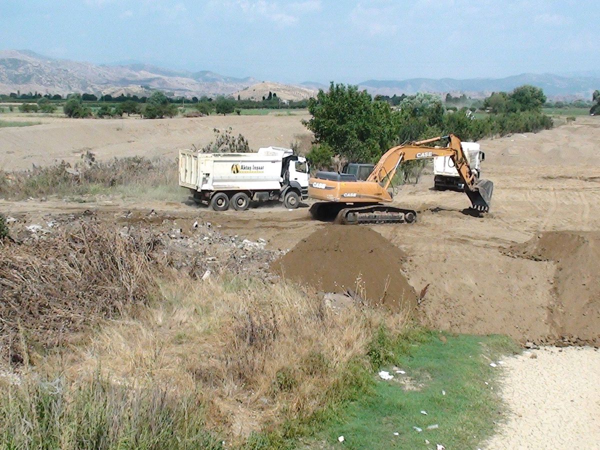 Beydağ Barajı'ndan, Yatağı Islah Edilen Küçük Menderes'e Su Salınıyor