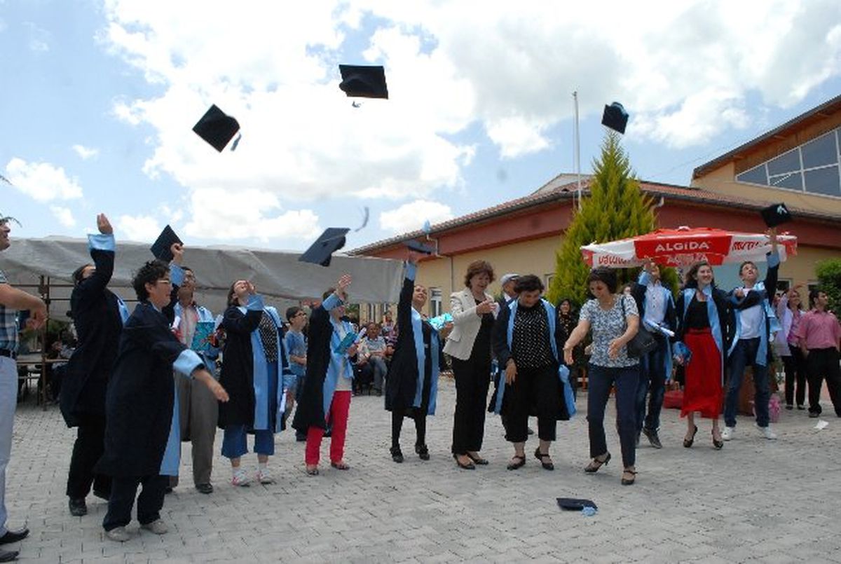Burdur\'da Engelli Öğrencilerin Mezuniyet Sevinci