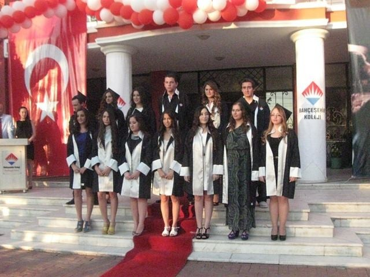 Burhaniye Bahçeşehir\'de Mezuniyet Coşkusu