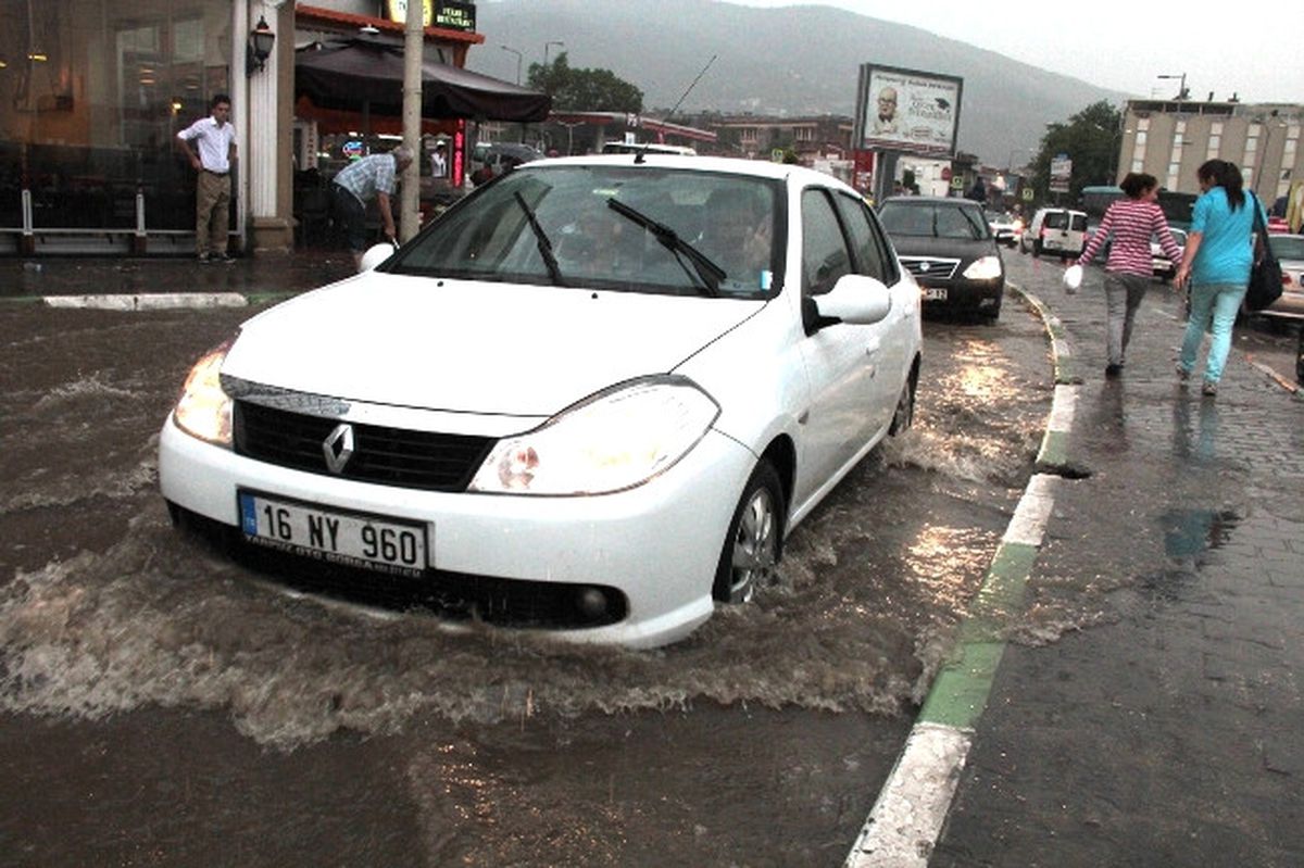 Bursa\'da Sağanak Yağış, Şehir Merkezini Göle Çevirdi