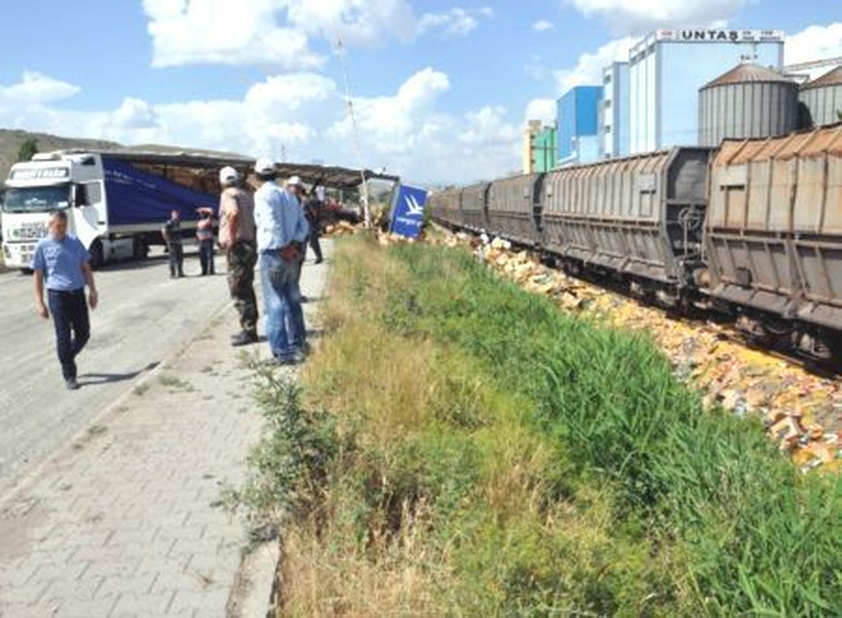 Çankırı\'da Yük Treni, Tıra Çarptı