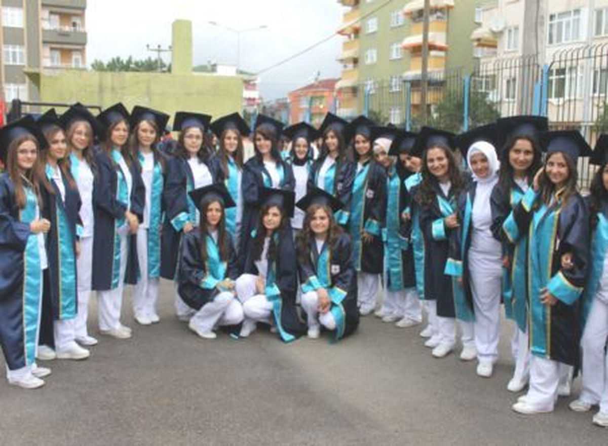 Çarşamba 75. Yıl Anadolu Sağlık Meslek Lisesi'nde Mezuniyet Heyecanı