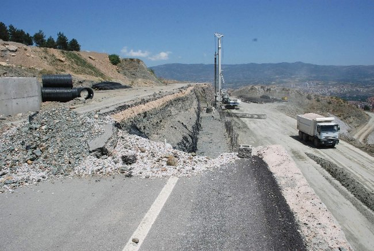 Çevre Yolunda Heyelanlı İkinci Bölgede Çalışma
