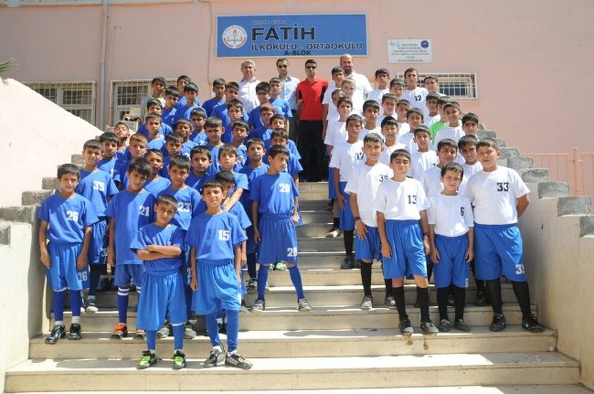 Cizre\'de Yaz Futbol Okulu Sporcularına Spor Kıyafeti Dağıtıldı