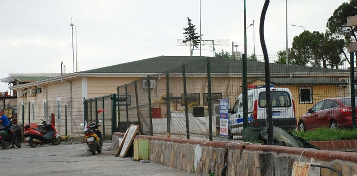 Didim\'de Tekneciler Mobil Gümrük Binasının Atıl Kalmasına Tepkili