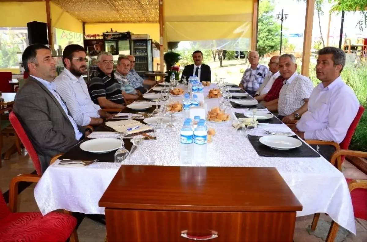 Düzce Belediye Başkanı Bayram Kalıcı Konut Muhtarlarıyla Bir Araya Geldi