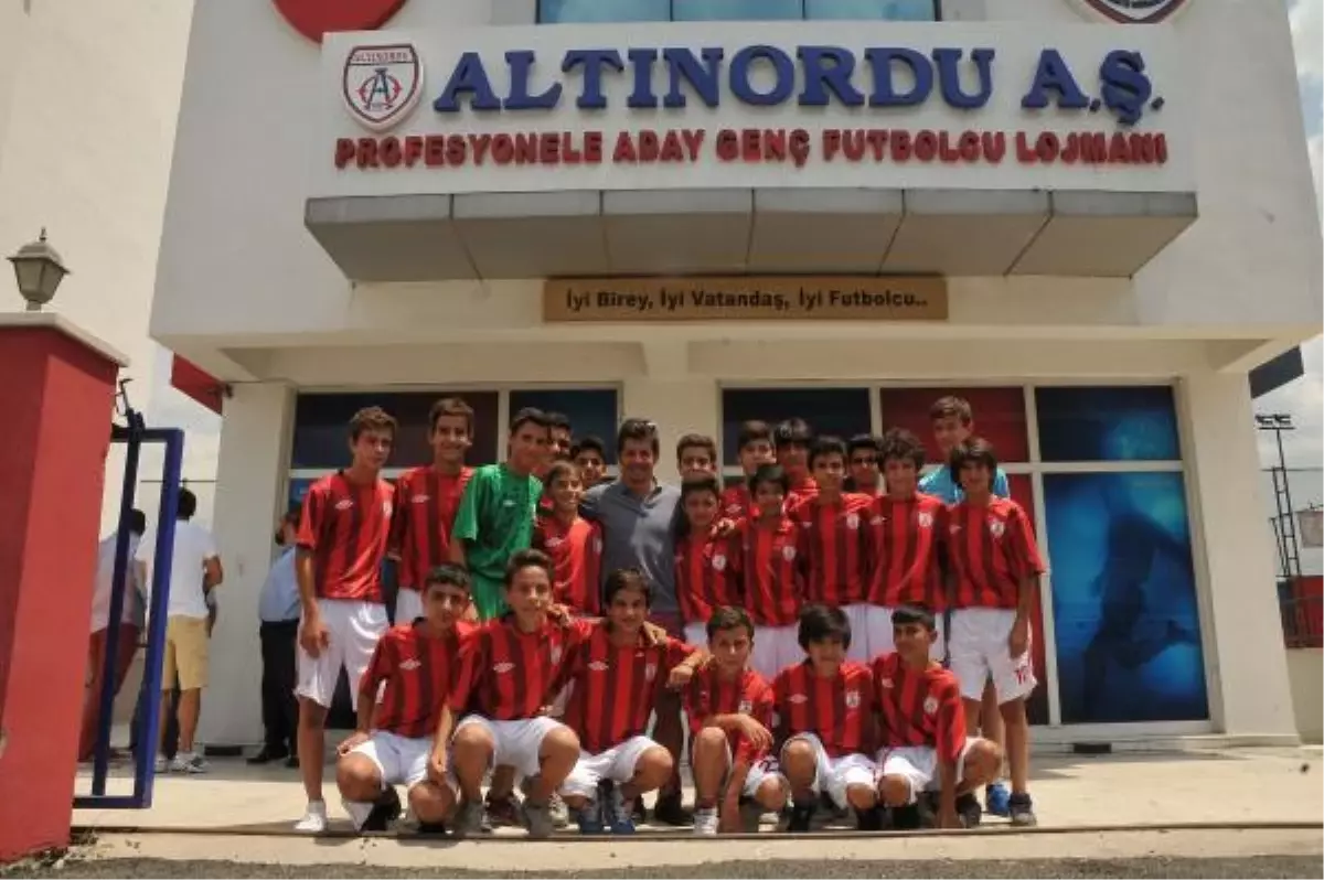 Emre Belözoğlu: Fenerbahçe ile Kocaman\'ın Yolları Bir Gün Mutlaka Kesişecek