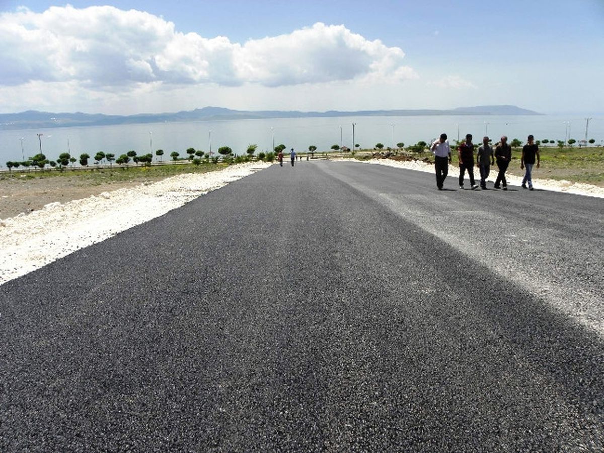 Erciş Belediyesi Sahil Yolu ile TOKİ 3. Etap Konutlarını Asfaltla Buluşturdu