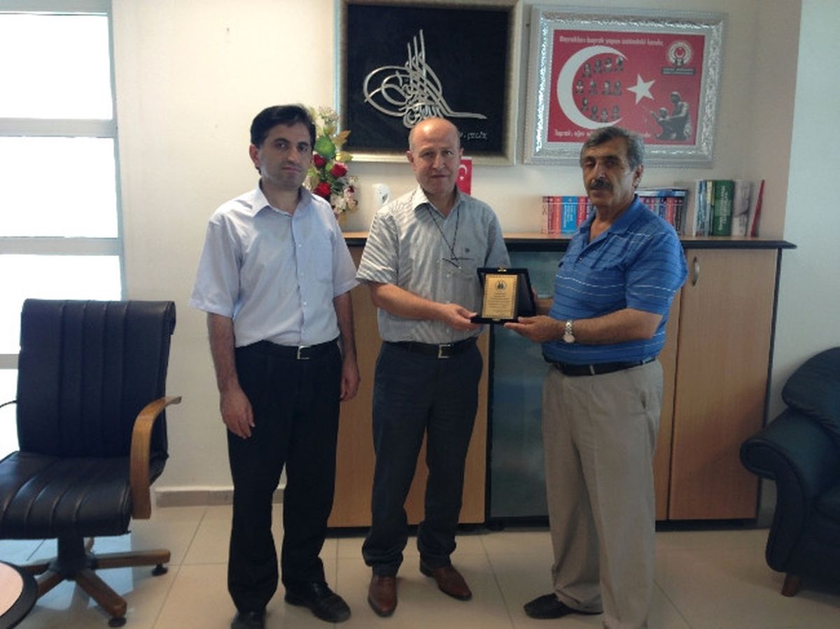 Erzurumlulardan Başkan Yardımcısı Çelik\'e Plaket