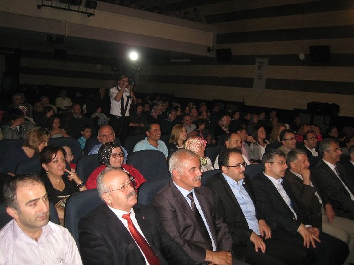 \'Geçmiş Zaman Olur Ki\' Adlı Tiyatro Sahnelendi