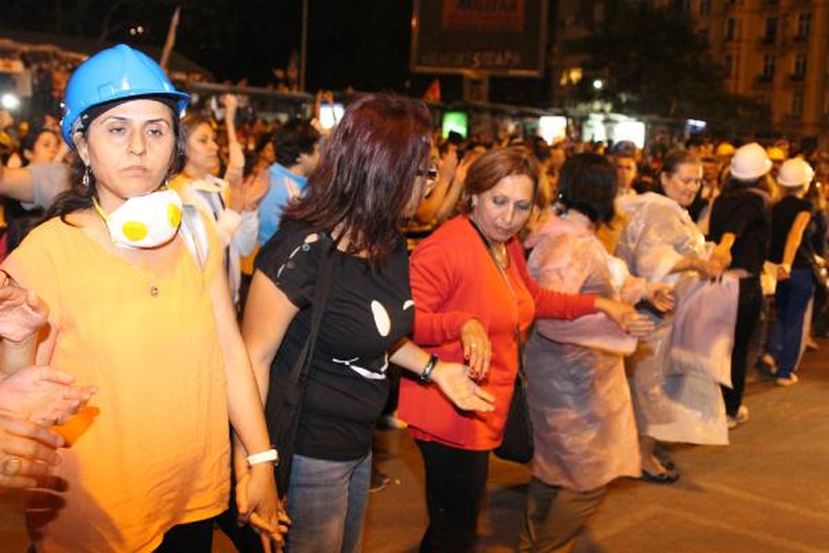 Gezi Parkı İçin Anne Zinciri