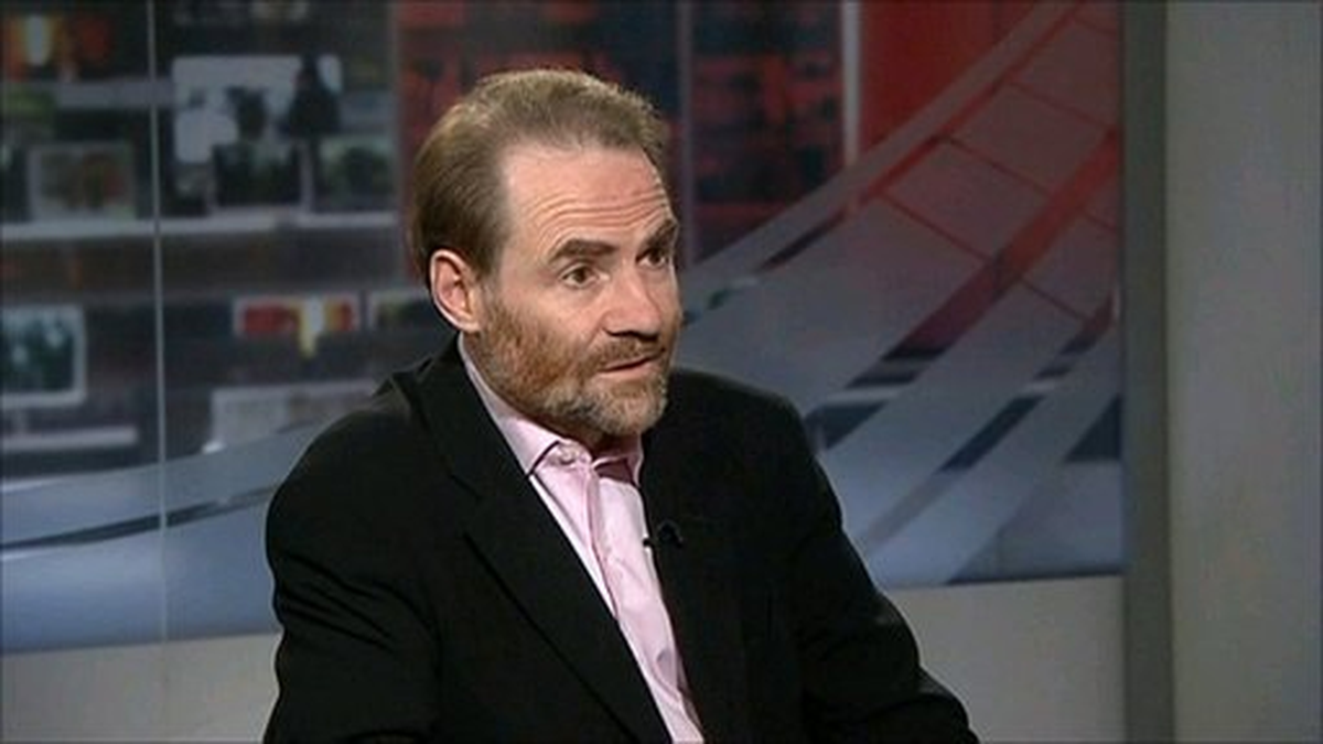 Guardian\'ın Yazarı: "Kırmızılı Kadını Görür Görmez Hemen Kimin Yanında Olduğumuzu Anlarız"