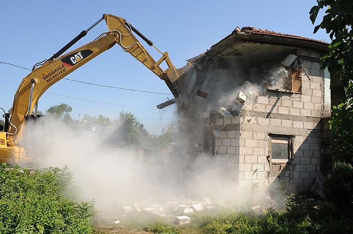 Harabe Binalar Yıkıldı