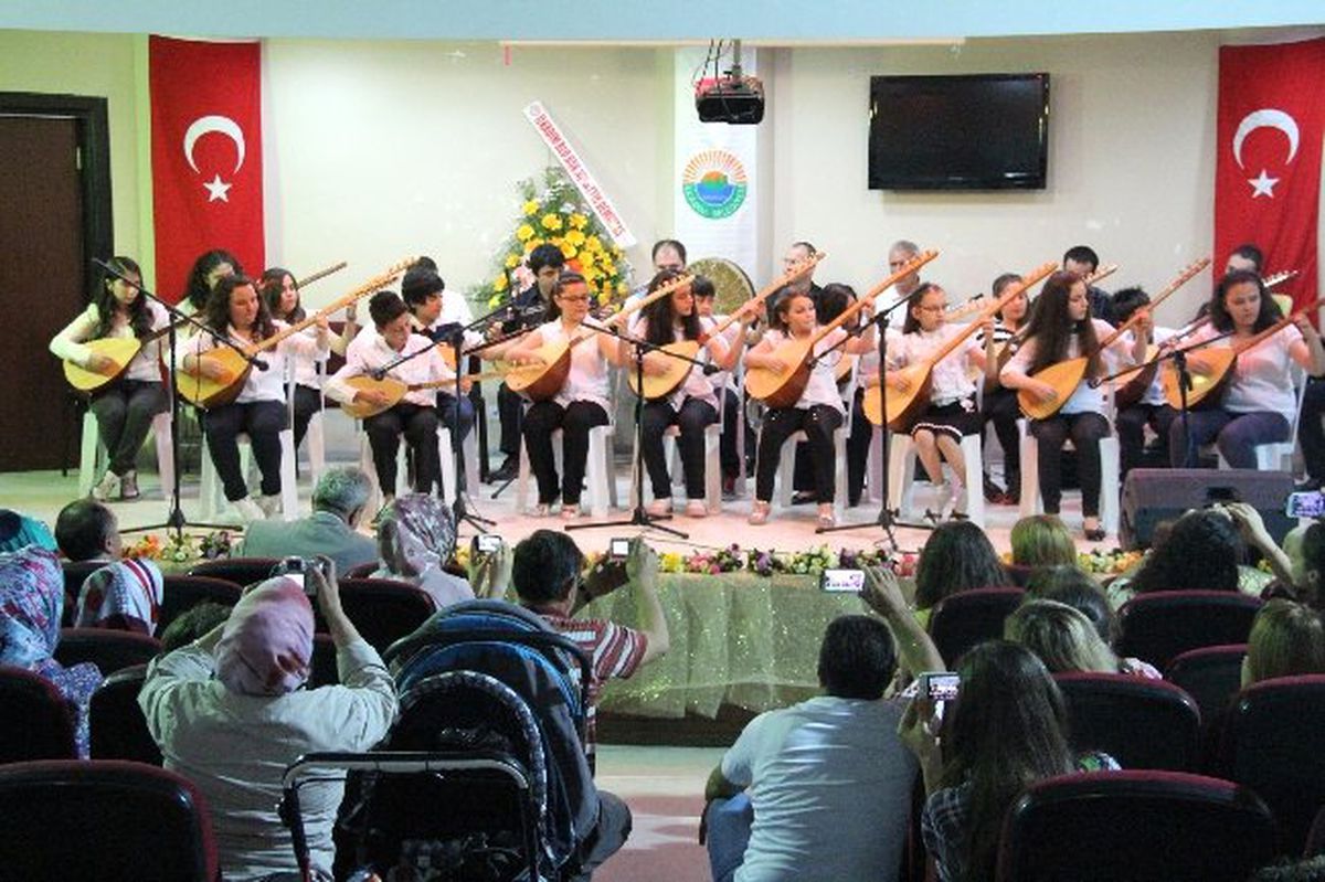 İlkadım\'da Bağlama Dinletisi ve Solistler Geçidi