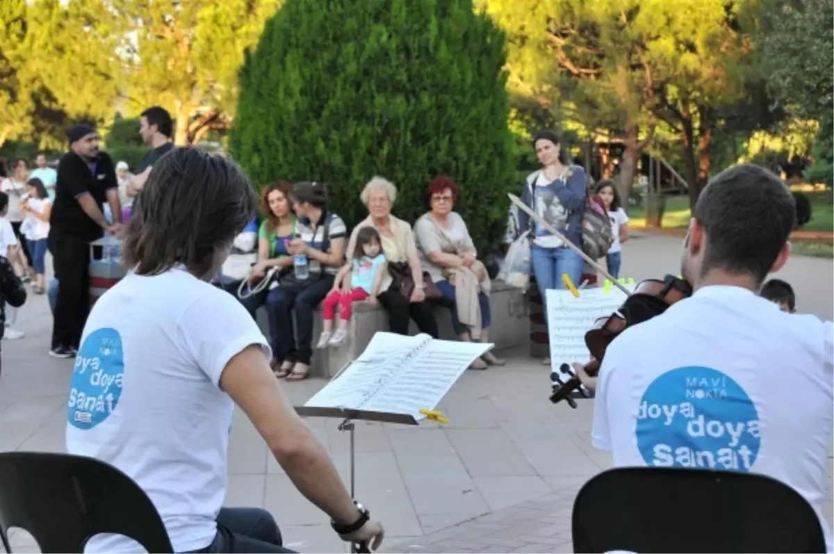 Kadıköy\'de Sanat Sokağa Taşıyor