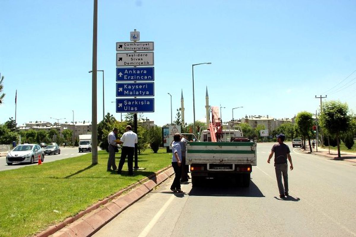 Kent Trafiğini Rahatlatmak İçin Yön ve Bilgi Levhaları Yerleştiriliyor
