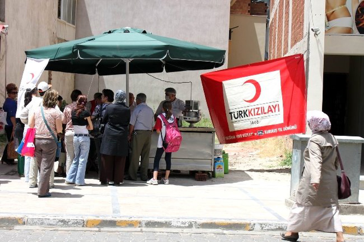 Kızılay Şubesi Salihli\'de Lokma Döktürdü