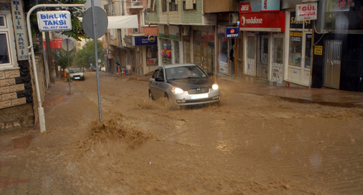 Malkara\'da Sağanak Yağış Hayatı Olumsuz Etkiledi