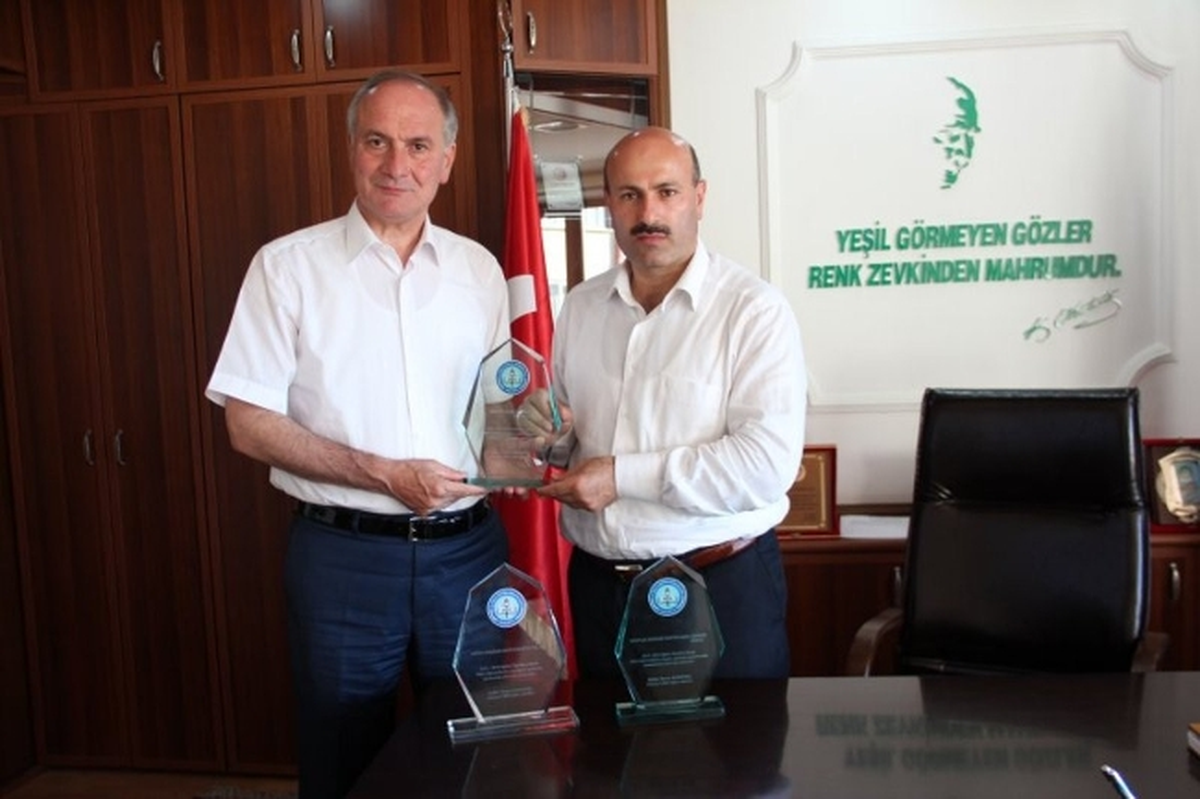 Milli Eğitim Müdürü Sandıkçı\'dan Türkyılmaz\'a Plaket